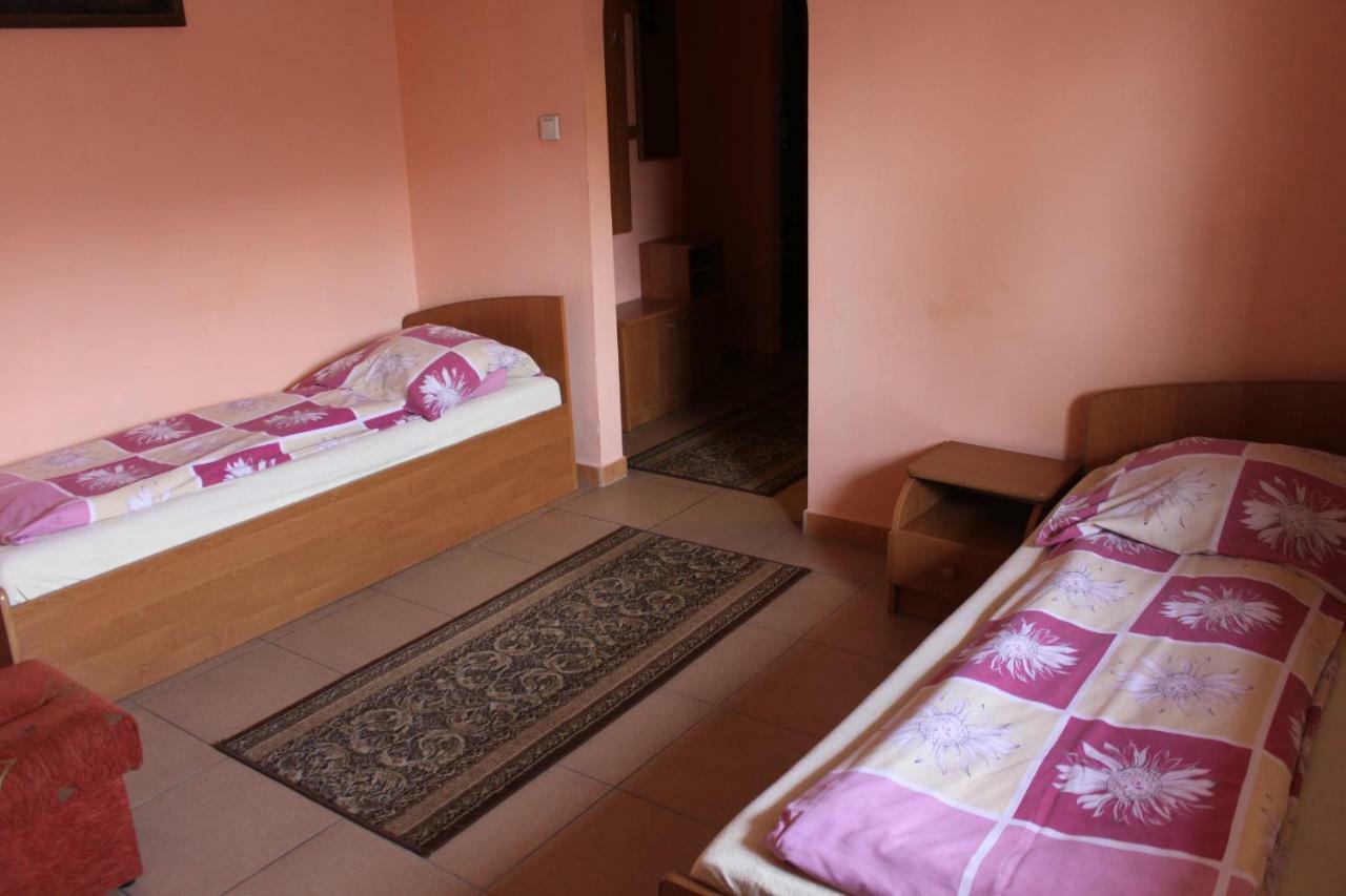 Park Lesny 'U Kaczyny' Hotell Rogow Exteriör bild