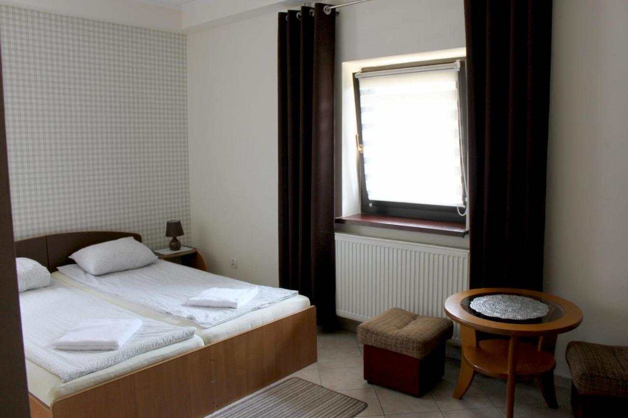 Park Lesny 'U Kaczyny' Hotell Rogow Exteriör bild
